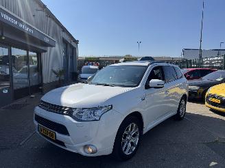 uszkodzony samochody osobowe Mitsubishi Outlander 2.0 PHEV Instyle Automaat 2014/6