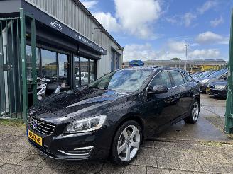Unfallwagen Volvo V-60 2.4 D6 AWD Plug-in Hybrid Summum 2013/12