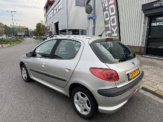Peugeot 206 1.4 16V AIRCO 5-DEURS 105.000 KM NAP! picture 5