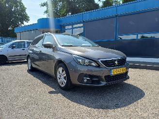 uszkodzony samochody osobowe Peugeot 308 SW 1.2 PureTech Blue Lease Executive 2020/2