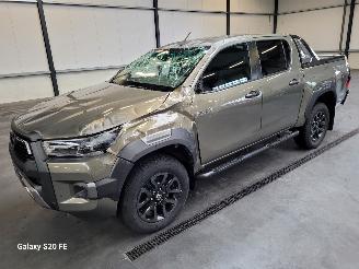 Damaged car Toyota Hilux 2.8 D-4D 150-KW Automaat 4-WD Invincible 2020/12