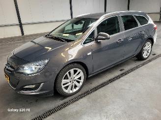 krockskadad bil auto Opel Astra Sports Tourer 1.4 Turbo 140-PK 6-Bak Sport+ 2015/6
