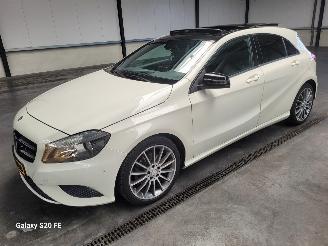 Vaurioauto  passenger cars Mercedes A-klasse 180 90-KW 6-Bak Prestige 5drs Panoramadak 2013/6