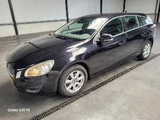 Damaged car Volvo V-60 1.6 T3 110-KW Automaat Momentum 2013/5