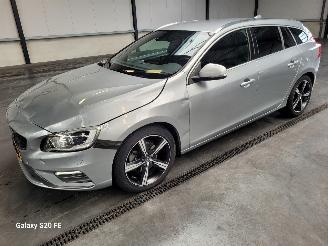Vaurioauto  passenger cars Volvo V-60 1.5 T3 112-KW Automaat R-DESIGN 2017/6