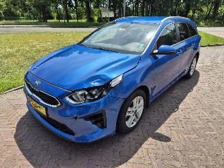 damaged passenger cars Kia Ceed 1.5 T-GDi Sportswagon 2021/7