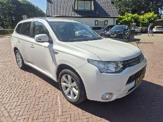 uszkodzony samochody osobowe Mitsubishi Outlander 2.0 PHEV INSTYLE+ 2014/4