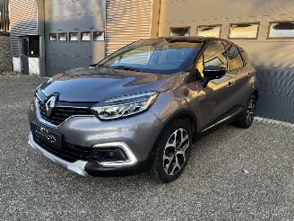 Vaurioauto  passenger cars Renault Captur 1.3 Tce AUTOMAAT / NAVI / CRUISE / PDC / CAMERA 2019/4