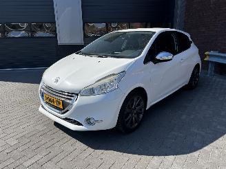 Damaged car Peugeot 208 1.6i GT CLIMA / CRUISE / PDC 2013/8