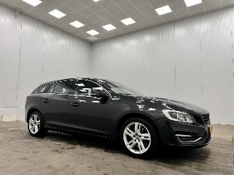 krockskadad bil auto Volvo V-60 2.4 D6 Twin engine R-Design Navi Clima 2015/12