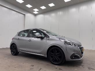 Damaged car Peugeot 208 1.2 PureTech Signature 5-drs Navi Airco 2018/11