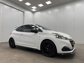 damaged passenger cars Peugeot 208 1.0 PureTech Access Airco 2015/8
