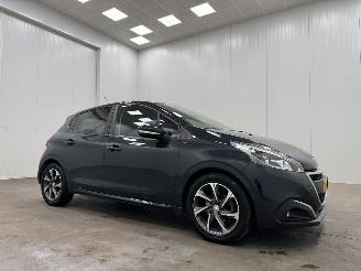 skadebil auto Peugeot 208 1.2 PureTech Signature 5-drs Navi Airco 2019/6