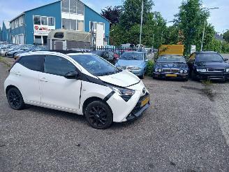 damaged passenger cars Toyota Aygo Aygo (B40) Hatchback 1.0 12V VVT-i (1KR-FE) [53kW] 2018/8