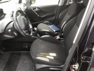 Peugeot 208  picture 10