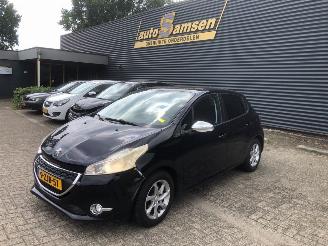Damaged car Peugeot 208  2015/2