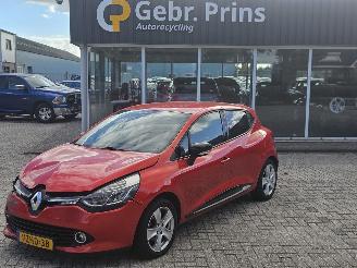 Vaurioauto  passenger cars Renault Clio 1.5 Energy dCi 90 FAP Hatchback 4Dr Diesel 1.461cc 66kW (90pk) FWD 2015/1