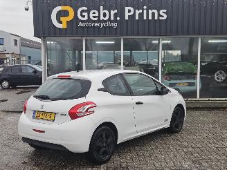 Voiture accidenté Peugeot 208 1.0 Vti 12V PureTech Hatchback  Benzine 999cc 50kW (68pk) FWD 2014/2