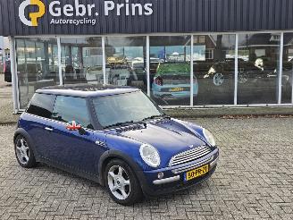 damaged passenger cars Mini Mini 1.6 16V Cooper Hatchback  Benzine 1.598cc 85kW (116pk) FWD 2003/1