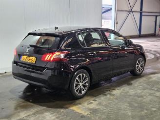 uszkodzony samochody osobowe Peugeot 308 1.2 12V e-THP PureTech 110 Hatchback 4Dr Benzine 1.199cc 81kW (110pk) FWD 2021/5