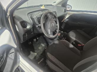 Toyota Aygo 1.0 12V VVT-i Hatchback  Benzine 998cc 51kW (69pk) FWD picture 10