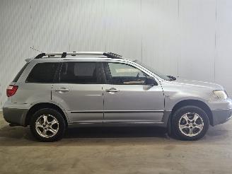 Mitsubishi Outlander 2.0 16V 4x2 SUV  Benzine 1.997cc 100kW (136pk) FWD picture 2