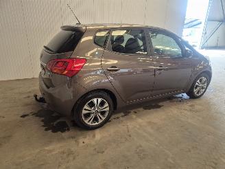 Kia Venga 1.4 CVVT 16V MPV  Benzine 1.396cc 66kW (90pk) FWD picture 3