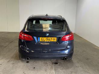 BMW 2-serie 220i Essential picture 4