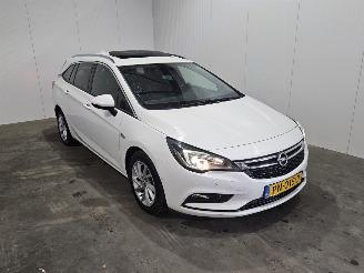 Voiture accidenté Opel Astra SPORTS TOURER+ 1.6 CDTI 110 16V Combi/o  Diesel 1.598cc 81kW (110pk) FWD 2017/8