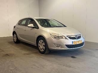 Damaged car Opel Astra 1.7 CDTi Cosmo 2011/9