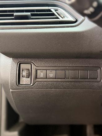 Peugeot 308 1.6 BlueHDI Blue Lease Executive Pack picture 14