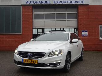 damaged passenger cars Volvo V-60 D6 AWD Plug in Hybrid 158kw, Leer, Navi, Climate& Cruise 2014/2