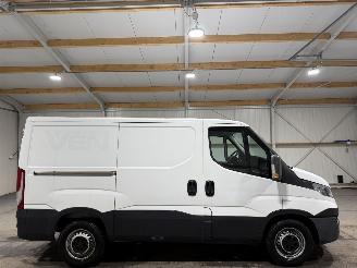krockskadad bil bedrijf Iveco Daily 2.3D 93kW Airco Navi H1 300 2015/2