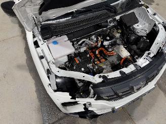 Dacia Spring 27kWh 33kW Comfort Plus Orange Pack picture 25