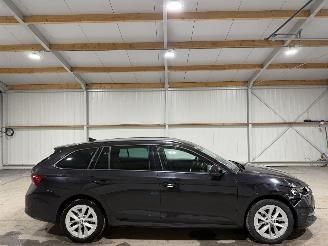 Vaurioauto  passenger cars Skoda Octavia 1.0eTSI 81kW Automaat Business Edition 2022/2