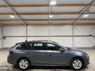 damaged passenger cars Skoda Octavia 1.0 e-TSI 81kW Automaat Business Edition 2021/4