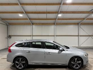 krockskadad bil auto Volvo V-60 2.4D6 158kW AWD Plug-in Hybrid R-Design 2015/2