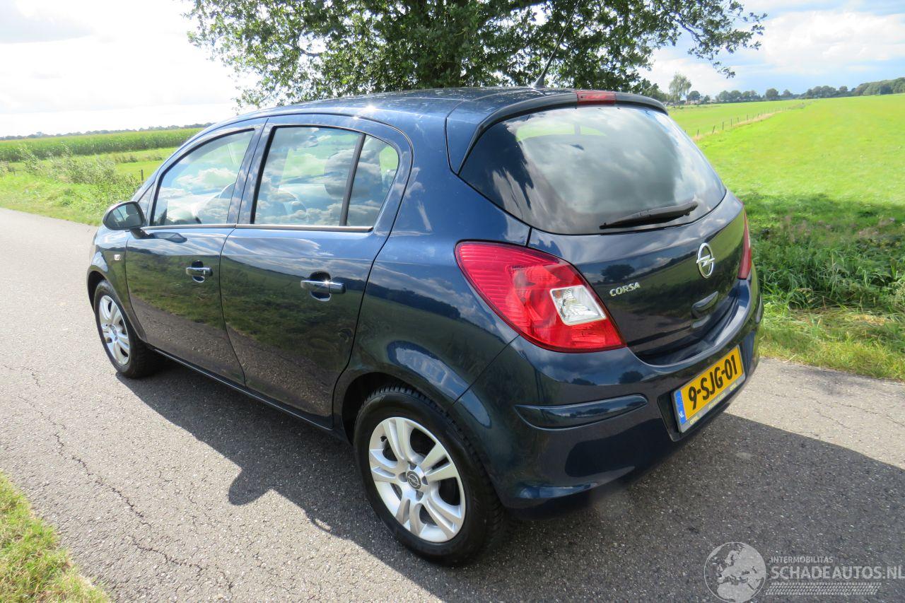 Opel Corsa 1.2 16v Berlin  31.000km nap !!!!!! Airco 5 Drs Parkeerschade [ van opa Geweest
