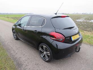 krockskadad bil auto Peugeot 208 1.2 110pk GT Line  5Drs 82.000km nap Leer Camera Navigatie  2016 topstaat 2016/11