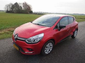 Renault Clio Renault Clio 0.9 TCe 90pk Limited Airco Navigatie  2017 picture 3