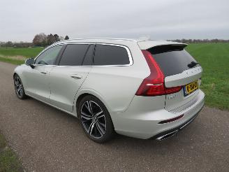 Schadeauto Volvo V-60 Volvo V60 2.0 T8  330pk Aut Twin Engine 4 AWD R-Desig Elektrisch Benzine 2020 2020/11