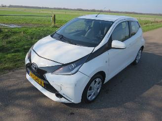 Toyota Aygo 1.0 VVT-I X Play  Airco navigatie achter uit camera 2015 picture 16