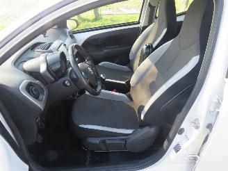 Toyota Aygo 1.0 VVT-I X Play  Airco navigatie achter uit camera 2015 picture 13