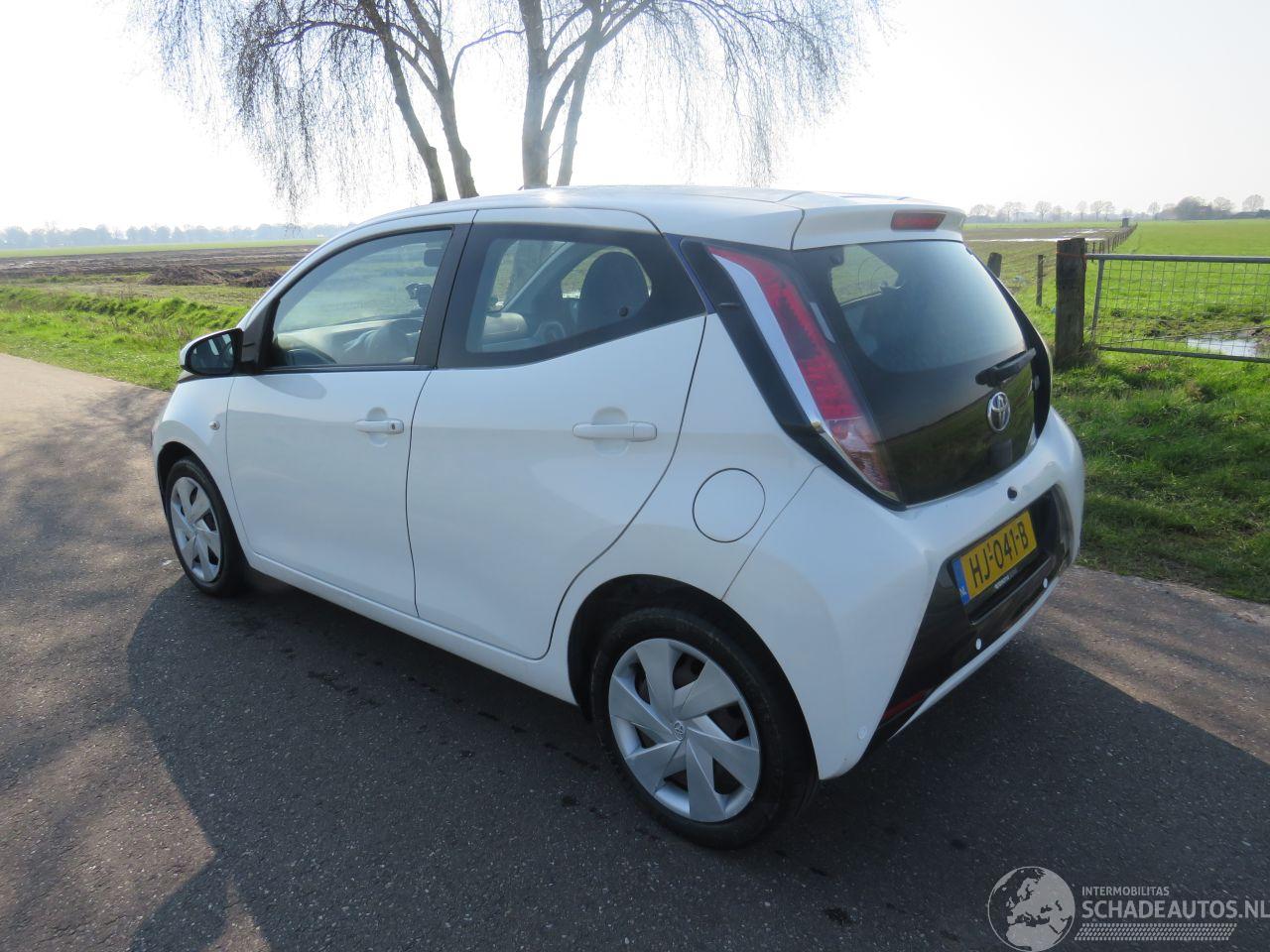 Toyota Aygo 1.0 VVT-I X Play  Airco navigatie achter uit camera 2015