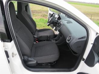 Volkswagen Up! 1.0 Take up  5drs 60pk Airco  parkeerschade bumper 2015 Euro 6 picture 15