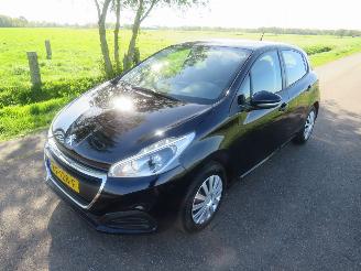 uszkodzony samochody osobowe Peugeot 208 1.2 82pk  60.000km nap Pure Tech Action Navigatie Airco 2016  [ nieuwstaat 2016/8