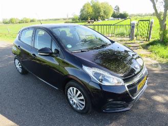 krockskadad bil auto Peugeot 208 1.2 82pk  60.000km nap Pure Tech Action Navigatie Airco 2016  [ nieuwstaat 2016/8