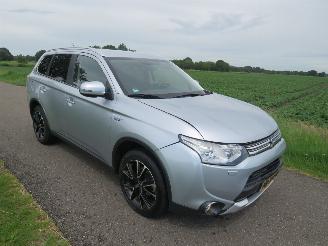 krockskadad bil auto Mitsubishi Outlander 2.0  121PK PHEV 4X4 PLUG IN  HYBRIDE EXECUTIVE X LINE EDITION 2015  CAMERA 2015/10