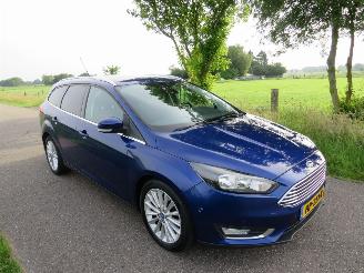 uszkodzony samochody osobowe Ford Focus 1.0 92 Kw  125 pk Titanium Edition Navigatie  Schadevrij  Top Staat  2015-12 top 2015/12