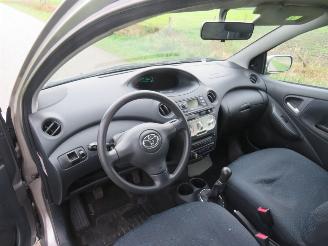 Toyota Yaris 1.3 VVT-1 LUNA 2003  NIEUWE APK!!! picture 16